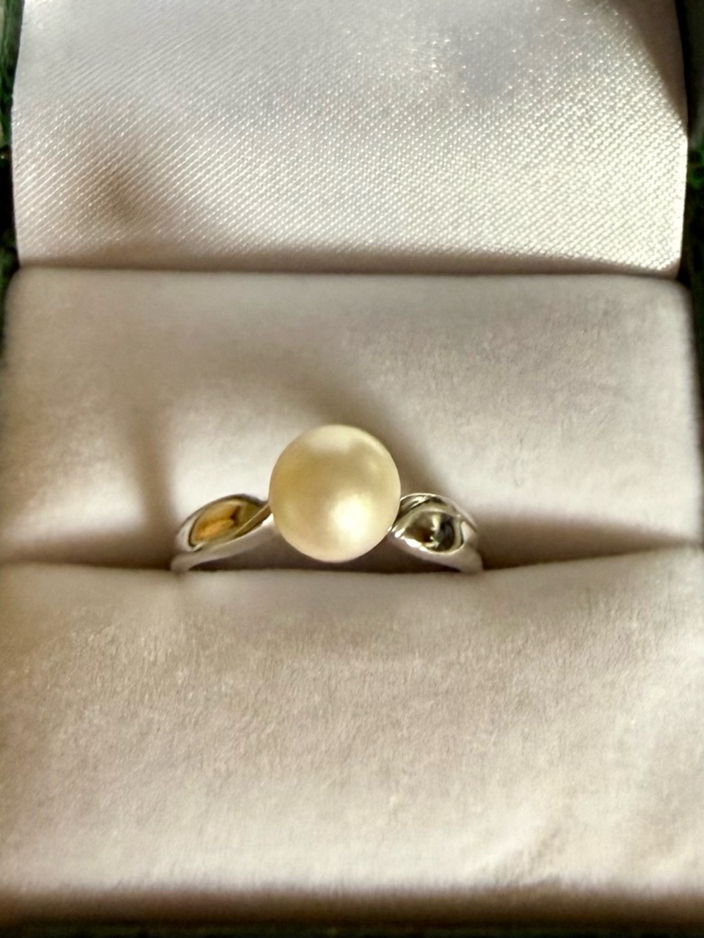 Elegant White Pearl Twist Band Ring white gold